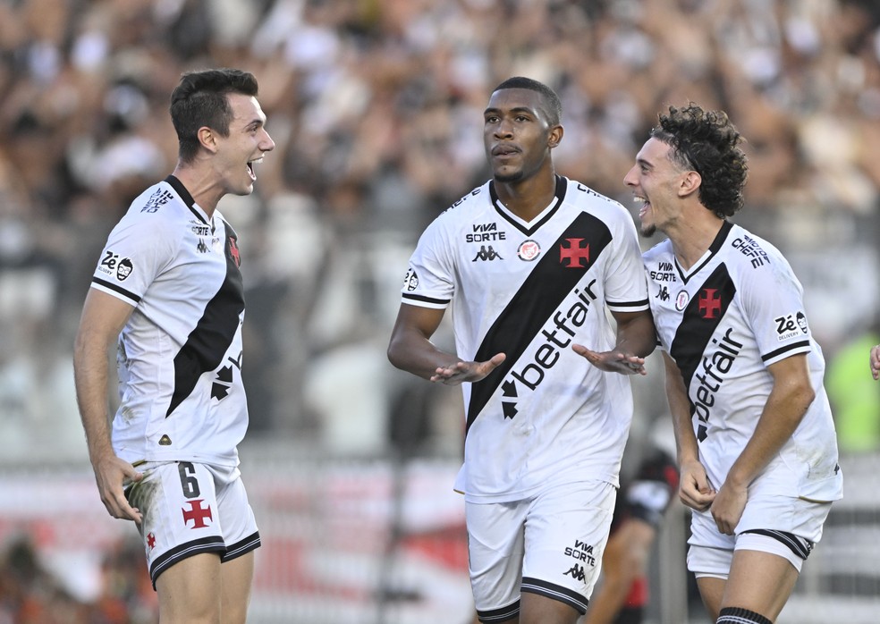 Rayan comemora seu gol com Piton e Nuno Moreira em Vasco x Vitria, pelo Brasileiro 2025  Foto: Andr Duro