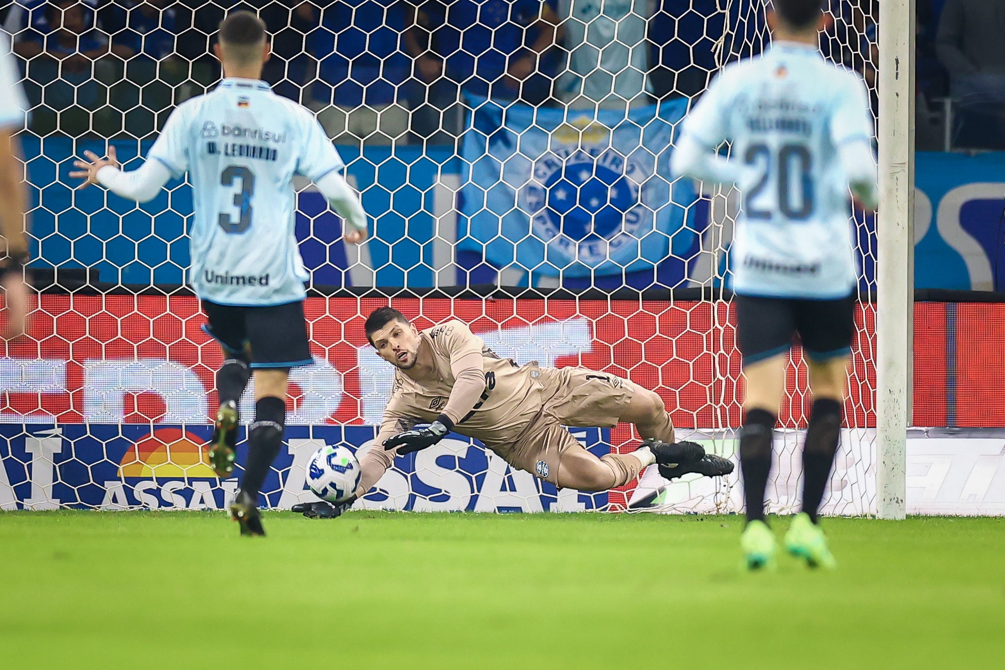 Volpi critica desempenho defensivo: Grêmio não pode sofrer quatro gols de ninguém