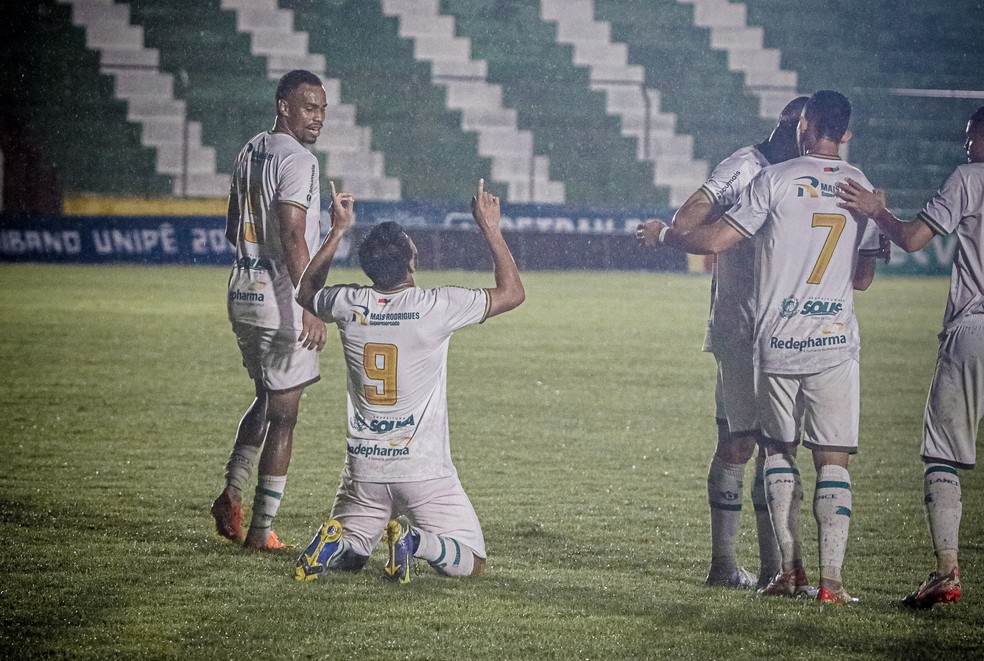 Diego Ceará comemora gol pelo Sousa, na Copa do Brasil — Foto: Luciano Soares