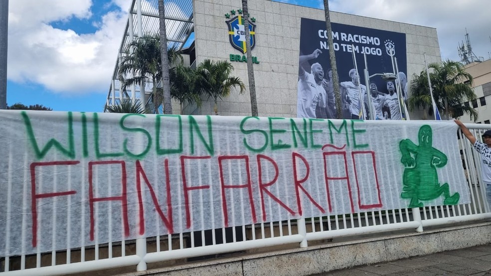 Protesto da torcida do Palmeiras na CBF (Foto: Reprodução/Twitter) Lorena Bueri