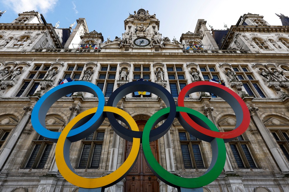 Os aros olímpicos na fachada da prefeitura de Paris — Foto: REUTERS/Gonzalo Fuentes/File Photo