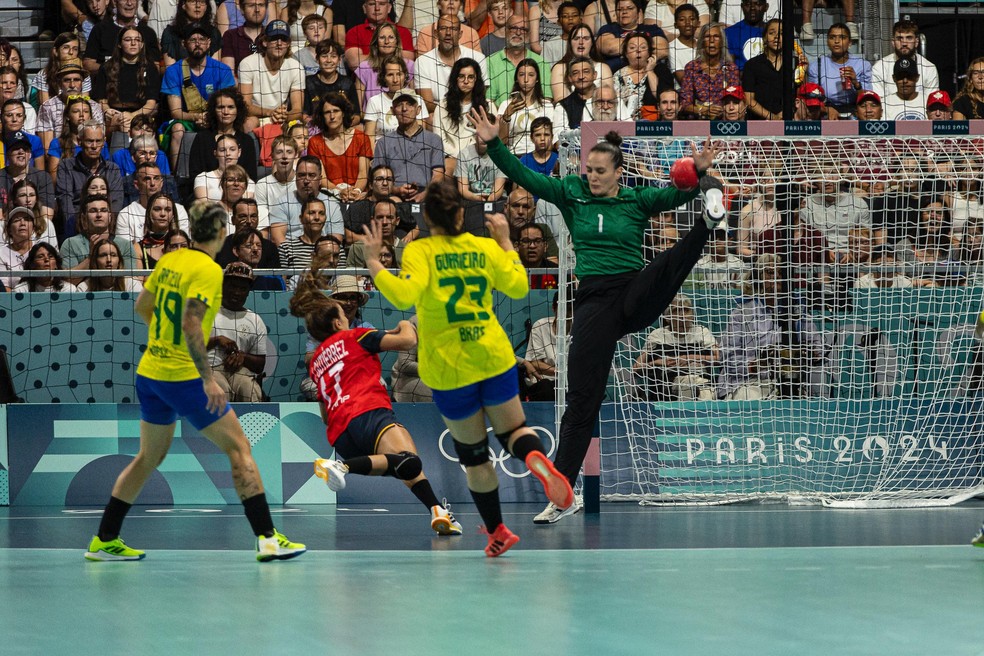Goleira do Brasil faz defesa incrível contra Espanha — Foto: BRUNO RUAS/CBHB