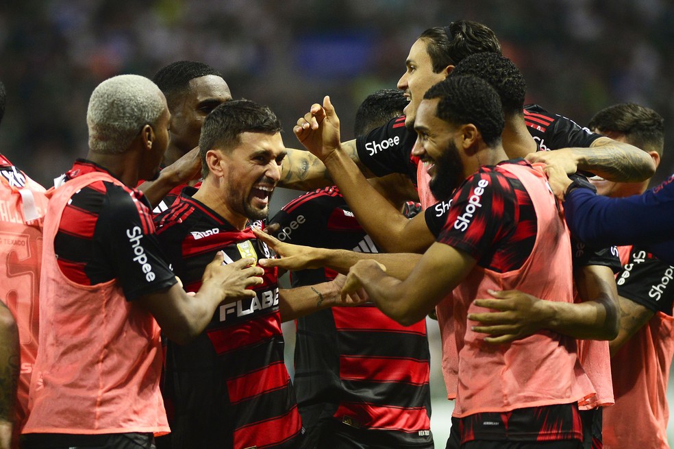 Arrascaeta comemora gol em Palmeiras x Flamengo no Allianz Parque pelo Campeonato Brasileiro — Foto: Marcos Ribolli