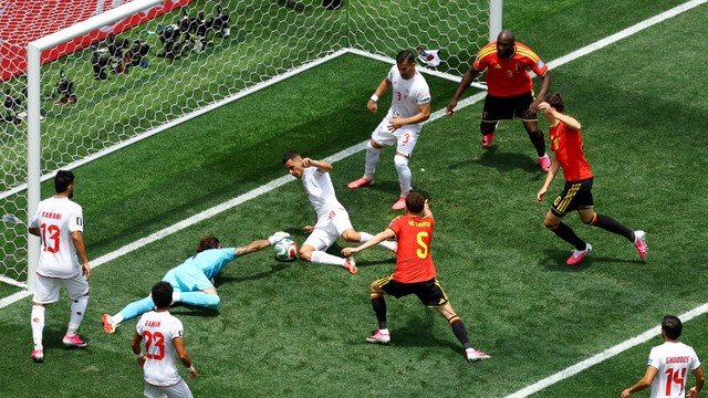 Beiranvand faz defesaça após chute de De Cuyper em Bélgica 0 x 0 Irã