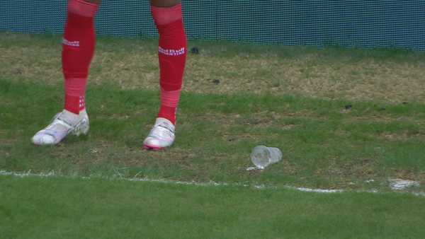 Súmula de Cruzeiro x Bragantino: Arremesso de copo em jogador Sasha documentado.