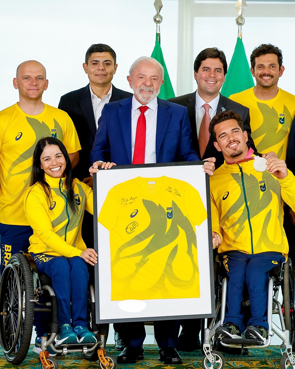 Lula recebe Cristian Ribera e Aline Rocha no Palácio do Planalto — Foto: Divulgação/Ricardo Stuckert