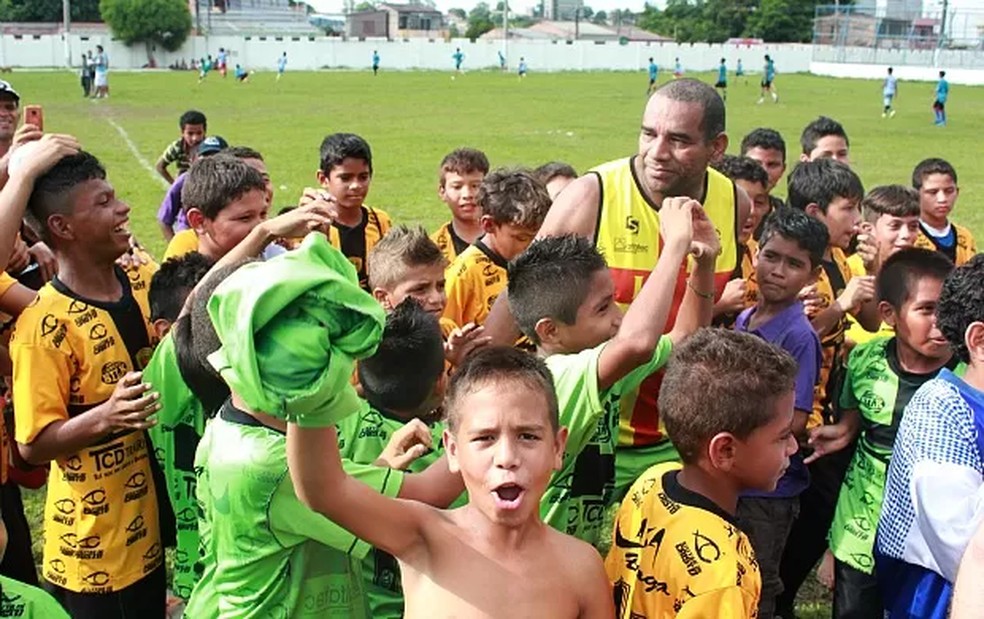 Coordenador Lúcio em meio aos jovens do projeto Atletas com Cristo — Foto: Divulgação