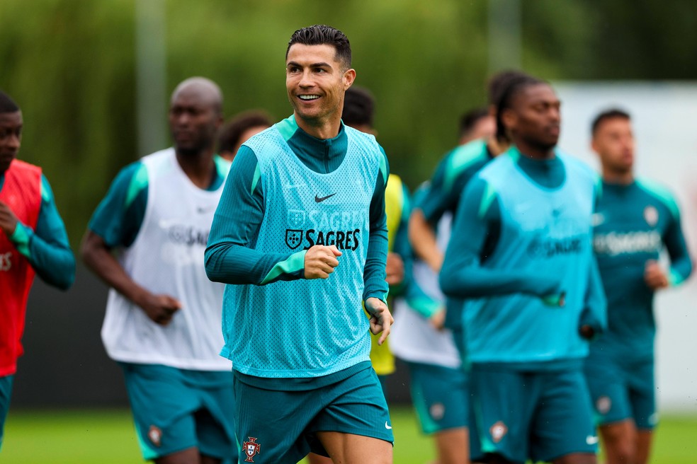 Cristiano Ronaldo no treino para Portugal x Turquia — Foto: Reprodução / X