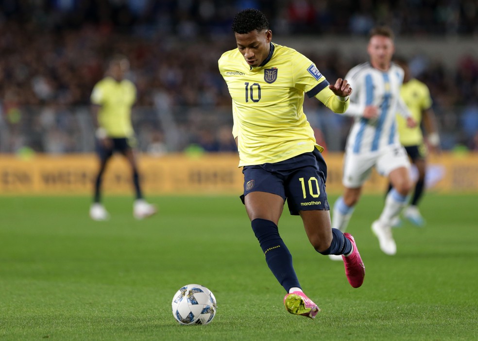 Gonzalo Plata em ação pela seleção do Equador — Foto: Daniel Jayo/Getty Images