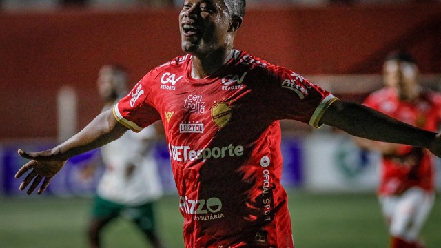 Luciano Naninho comemora gol; meia foi um dos destaques do Vila