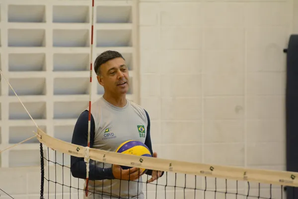 Homem mais alto do Brasil estreia no vôlei sentado por ouro em Paris