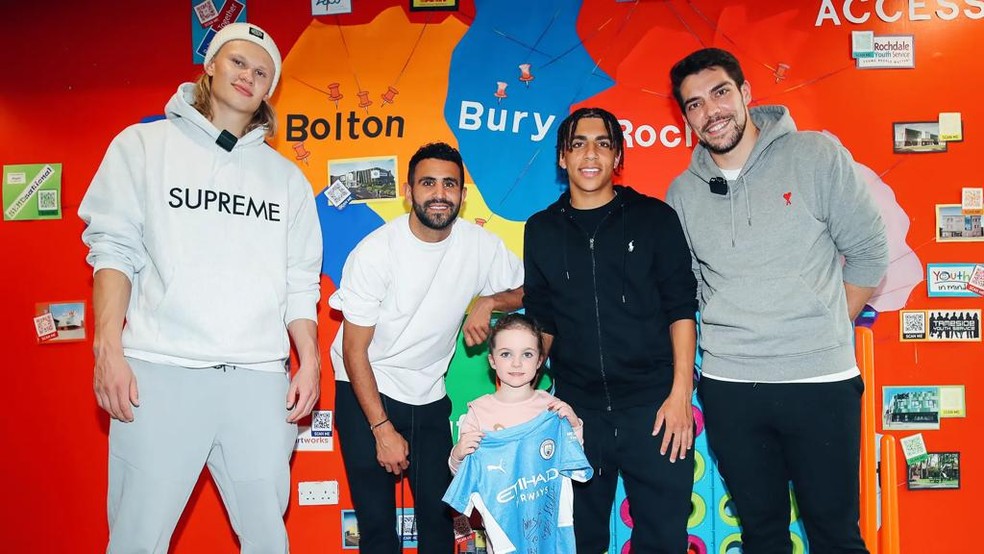 Jogadores do Manchester City levam presentes de Natal para crianças em  hospital; VÍDEO - Rádio Capital Fm