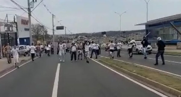 VÍDEO: Torcedores de São Paulo e Santos entram em confronto em avenida de Campinas