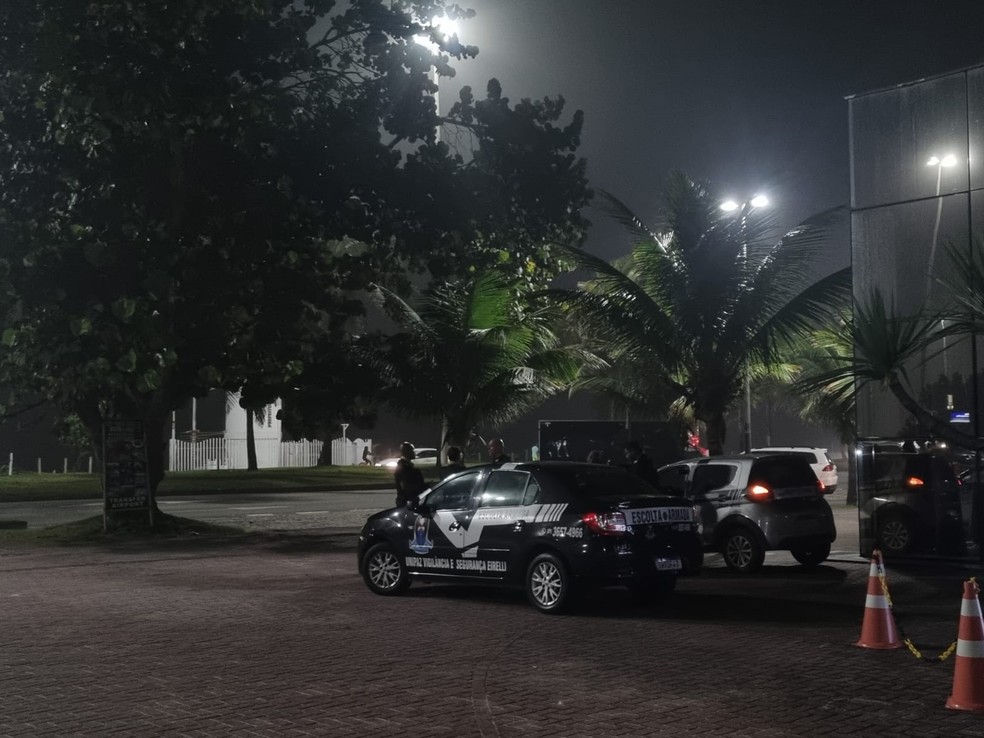 Segurança reforçada para evitar foguetório de torcedores do Flamengo — Foto: José Edgar de Matos