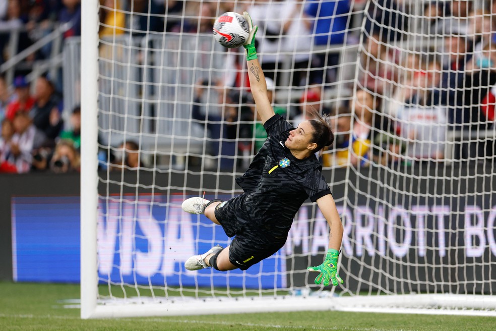 Lorena defende sua terceira cobrança na disputa de pênaltis entre Brasil e Japão — Foto: GRAHAM STOKES / AFP