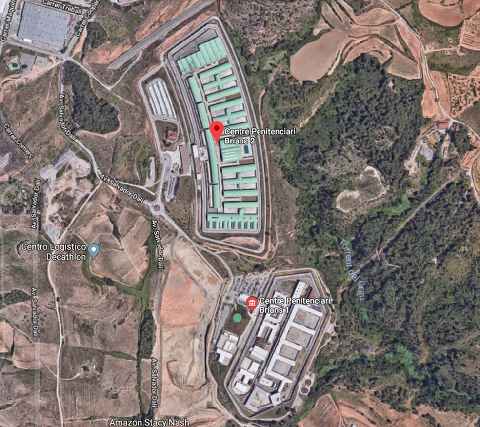 Acima, a Brians 2, mais moderna e ampla. Logo abaixo, a Brians 1, onde está Daniel Alves — Foto: Google Maps