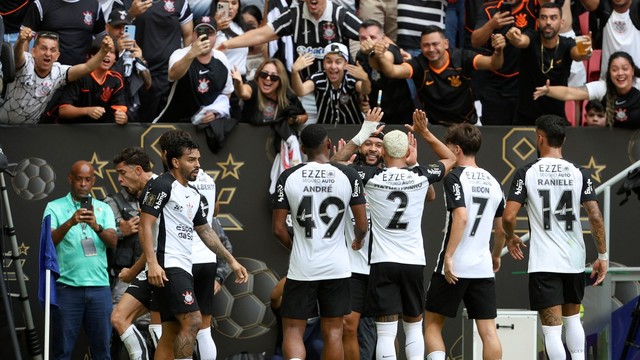 Jogadores do Corinthians comemora gol de Gabriel Paulista contra o Flamengo