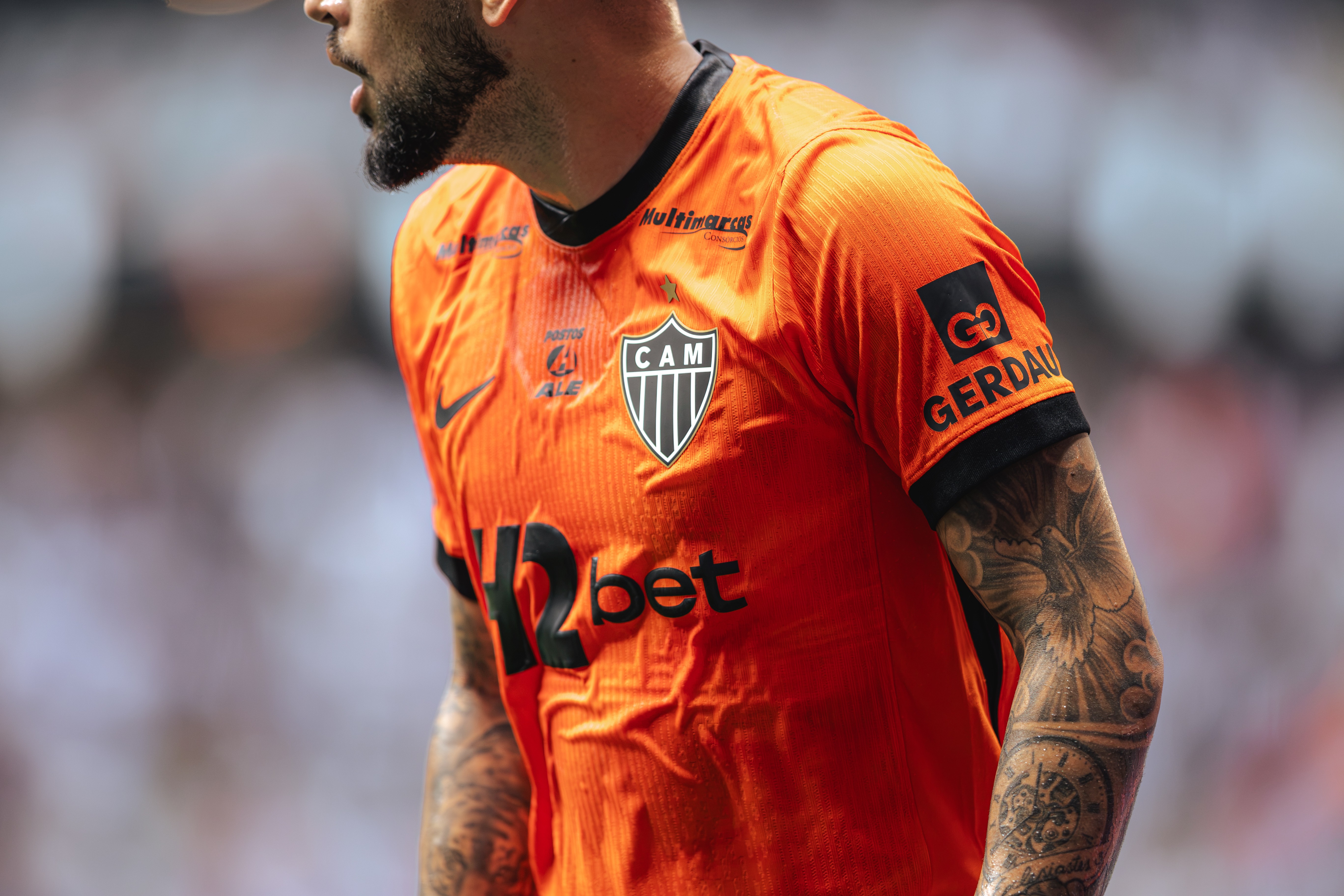 Atlético-MG estreia uniforme inspirado na "Rua de Fogo" da torcida; veja fotos