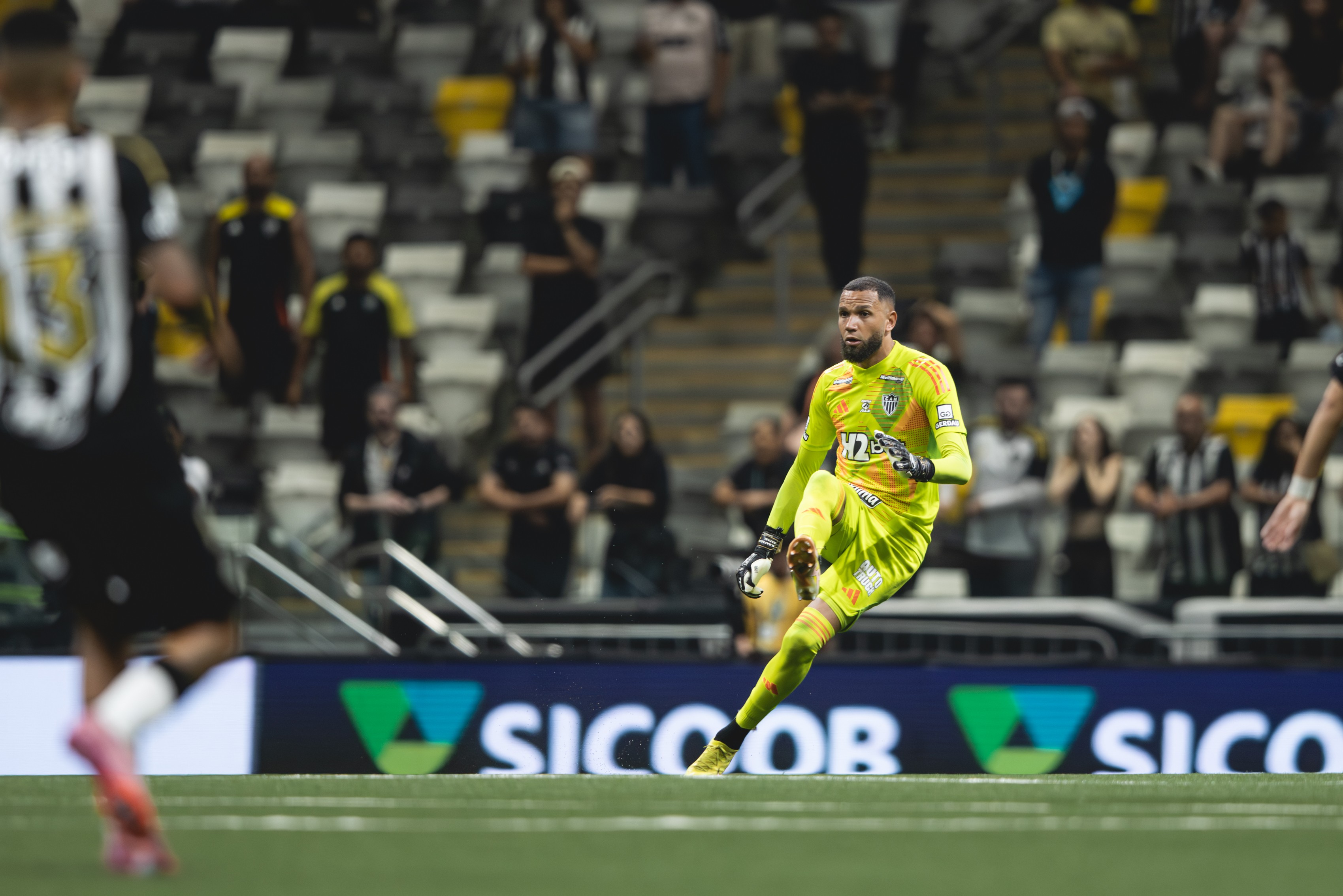 Má pontaria, Éverson brilha e frustra Flamengo em busca do título antecipado do Brasileirão