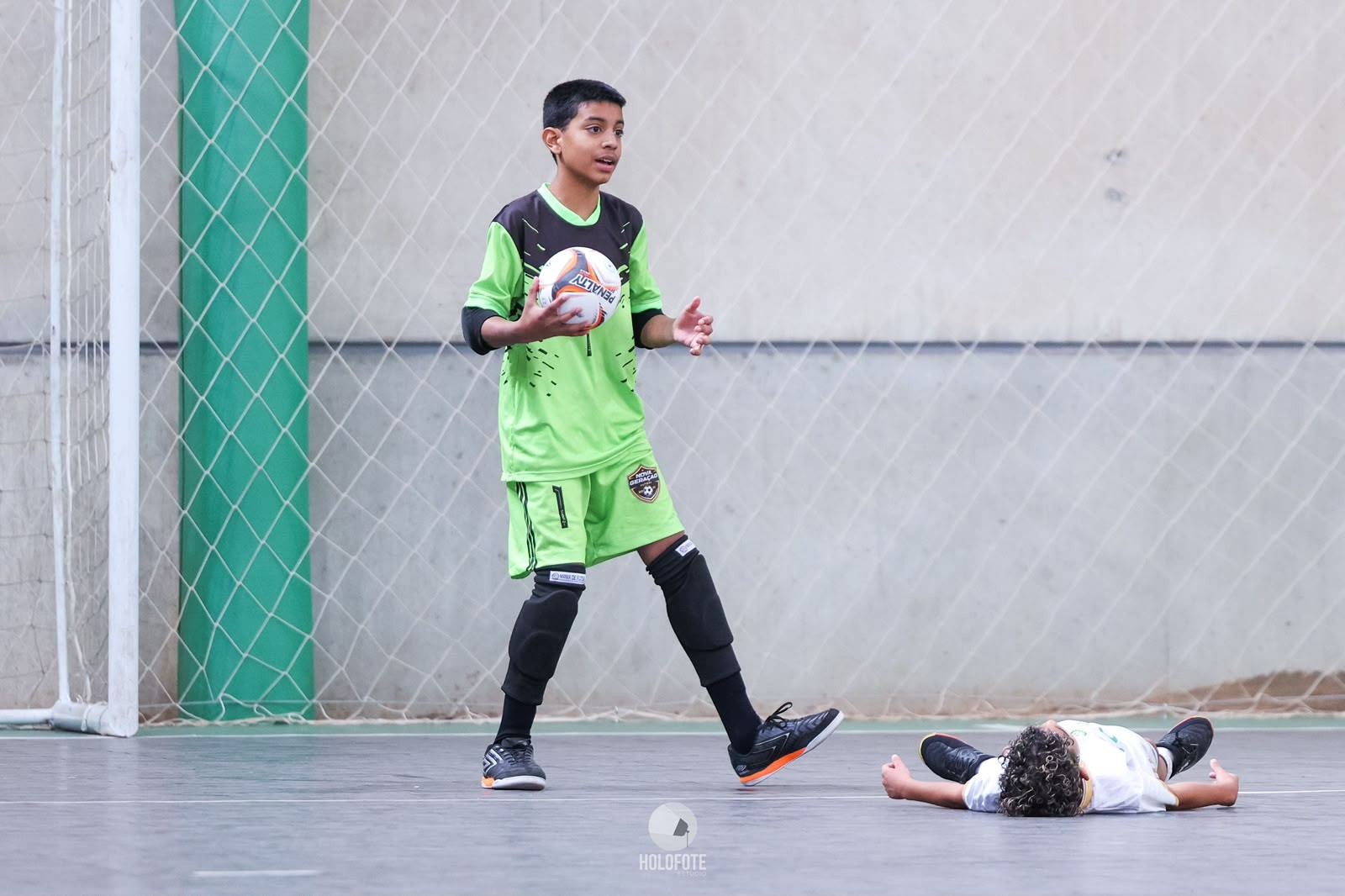 Inspiração em Hugo Souza e gols na linha: conheça o goleiro de 12 anos eleito Craque do ge