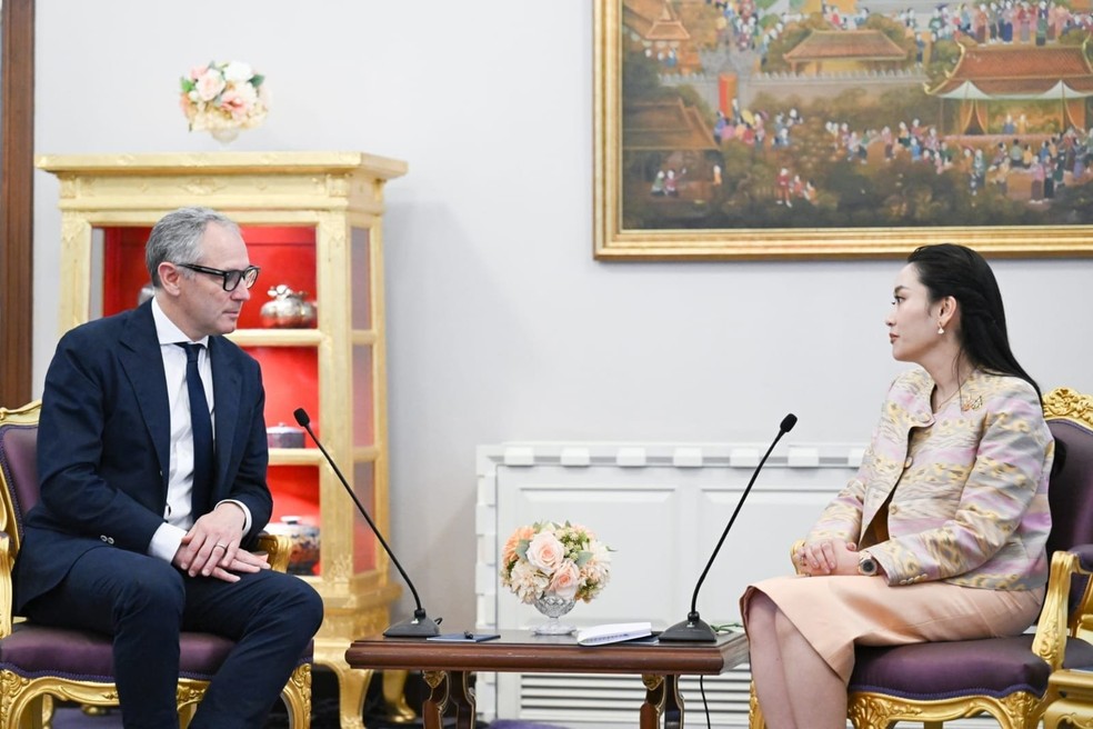 Primeira-ministra da Tailândia, Paetongtarn Shinawatra conversa com Stefano Domenicali, CEO da F1 — Foto: Reprodução/Redes sociais