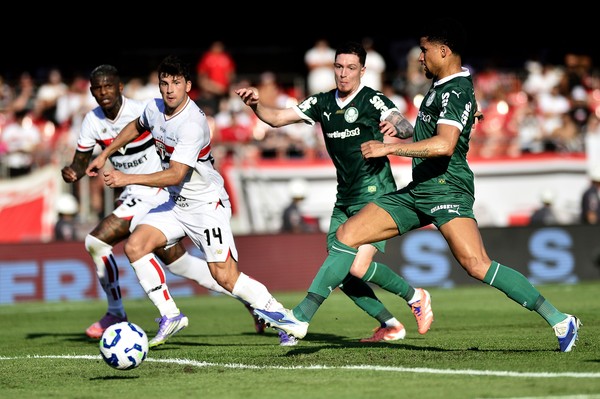 ERRO QUE CUSTOU CARO! Pênalti não marcado deixa torcedores indignados