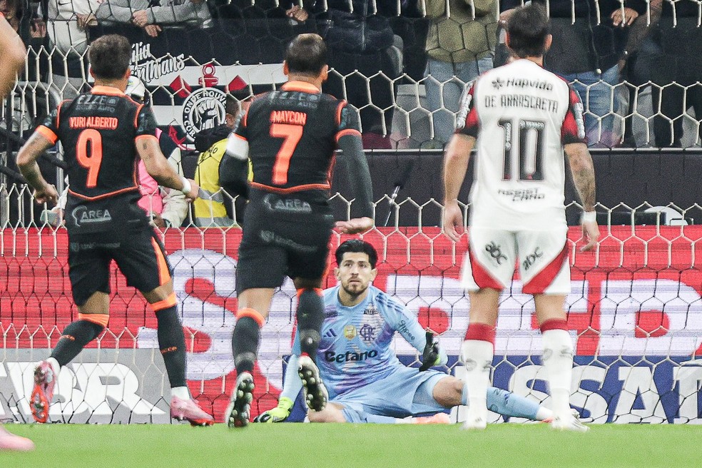 Corinthians 1 x 2 Flamengo: Rossi defendeu pnalti de Yuri Alberto sentado  Foto: Gilvan de Souza/Flamengo