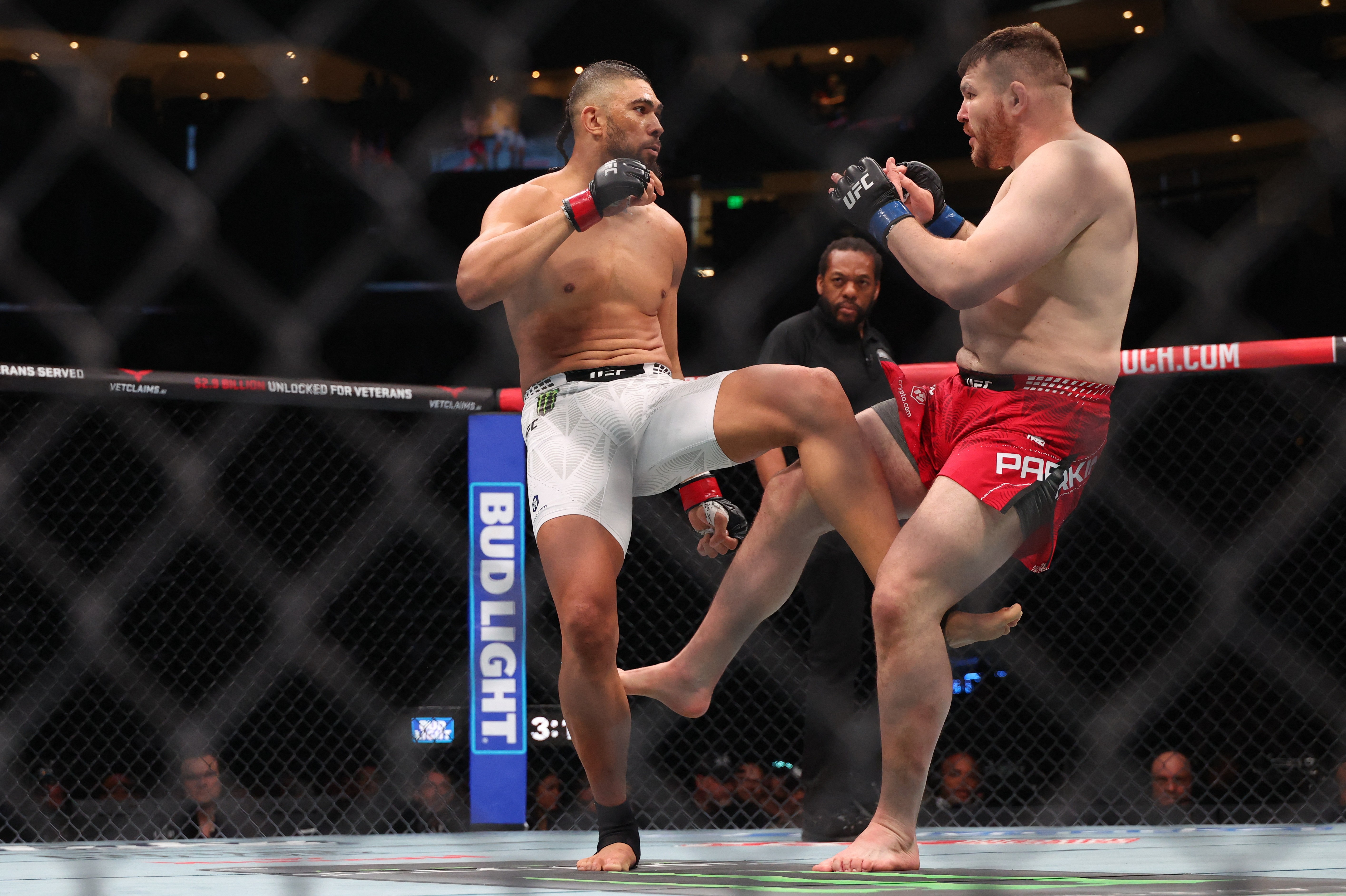 UFC: Johnny Walker fatura R$ 522 mil em bônus por nocaute no 1º round na estreia no peso-pesado