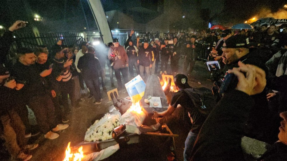 Torcedores do Corinthians queimam imagens de ex-presidentes em protesto no Parque São Jorge — Foto: Yago Rudá
