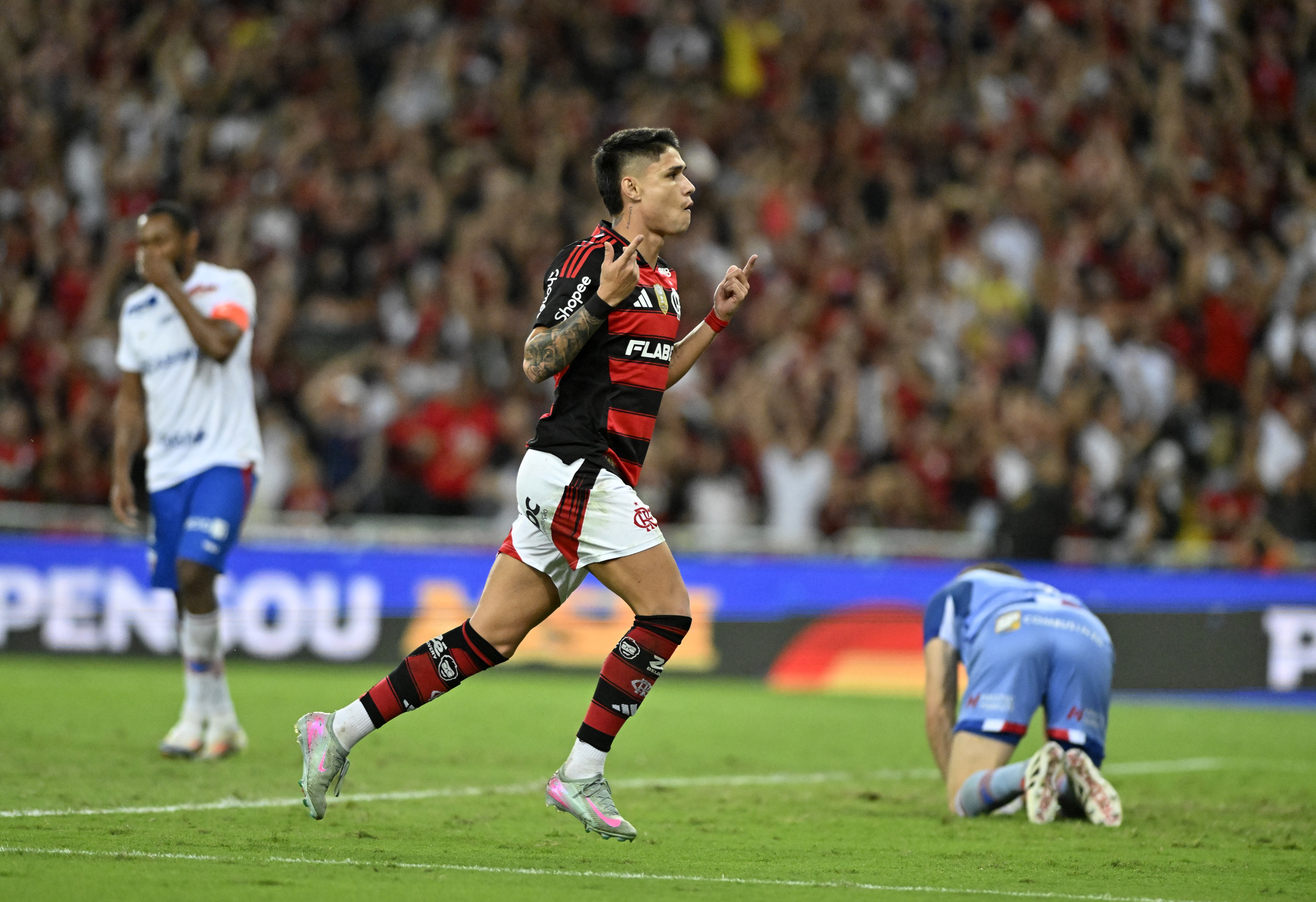 Destaque do Flamengo na goleada: Luiz Araújo, Gerson e Varela se destacam no jogo.