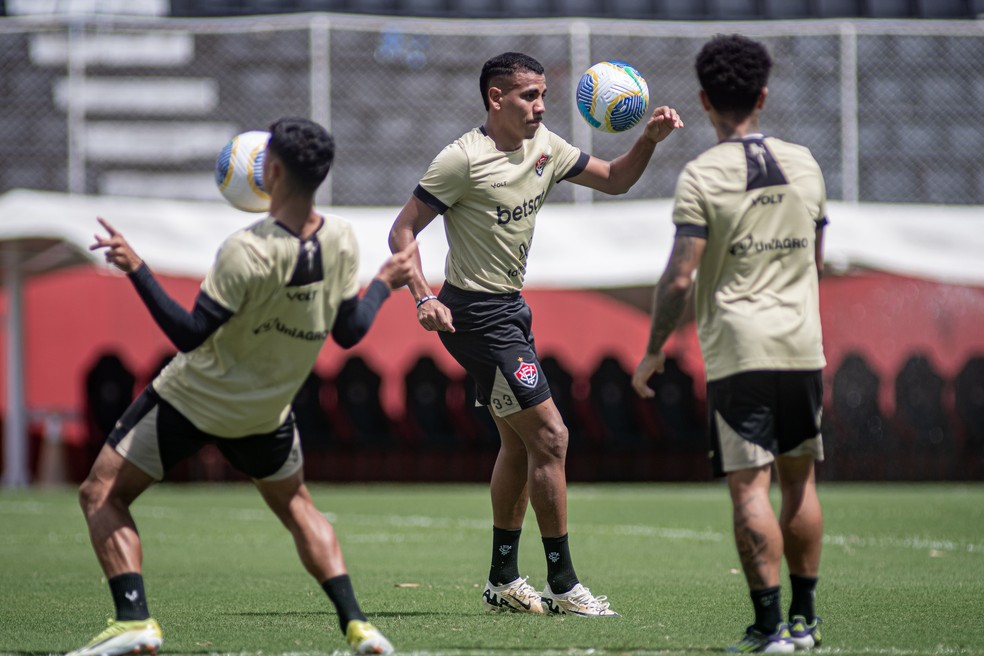 Zé Hugo (centro) e Matheusinho (direita) em treino do Vitória — Foto: Victor Ferreira / EC Vitória