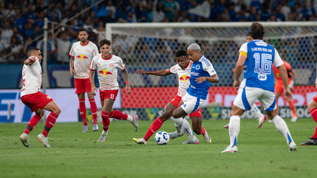 Matheus Pereira, do Cruzeiro, em disputa contra a marcação do Bragantino