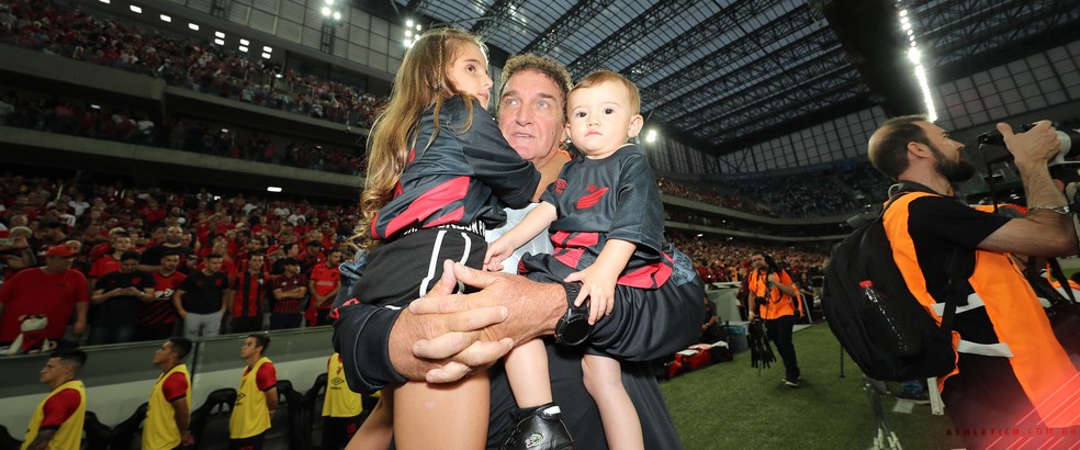 Cuca com os netos na estreia pelo Athletico — Foto: Gustavo Oliveira/athletico.com.br