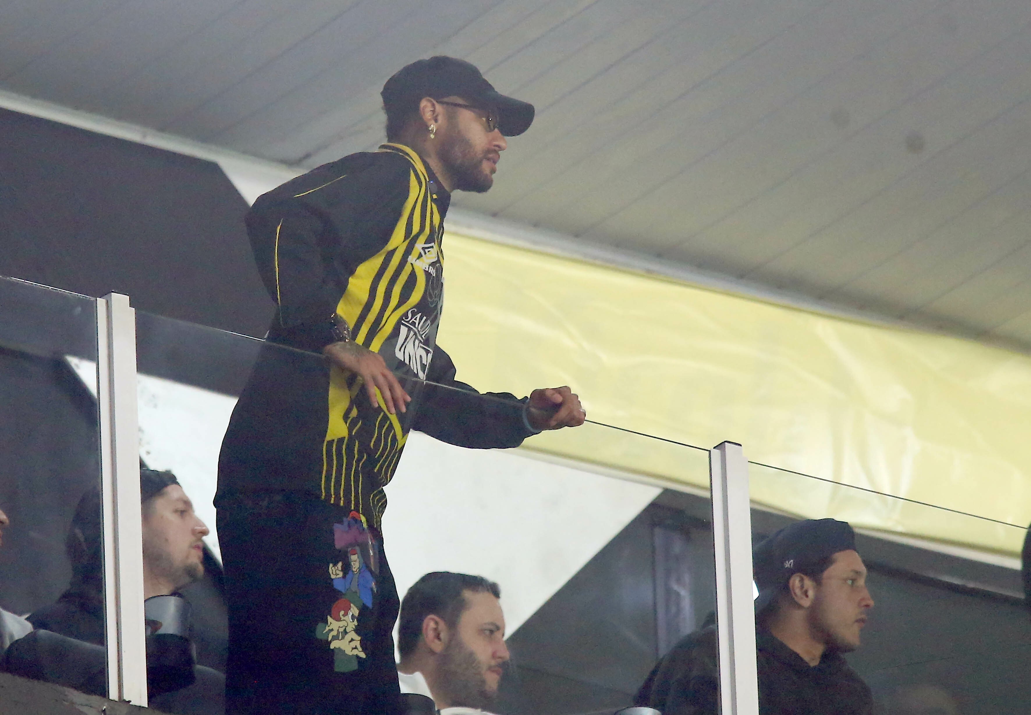 Em bate-boca com Neymar, torcedor do Atlético-MG avisa: "Vai ter jogo de volta"; veja discussão