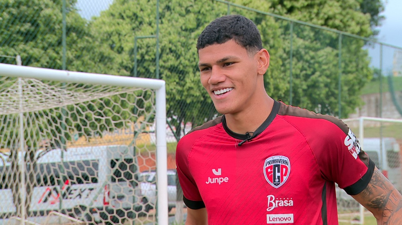 Jogador comemorando seus gols na partida da Copa Paulista