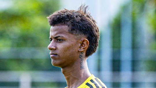 Cria da base do Galvez, meia-atacante de 15 anos é aprovado em testes no Flamengo