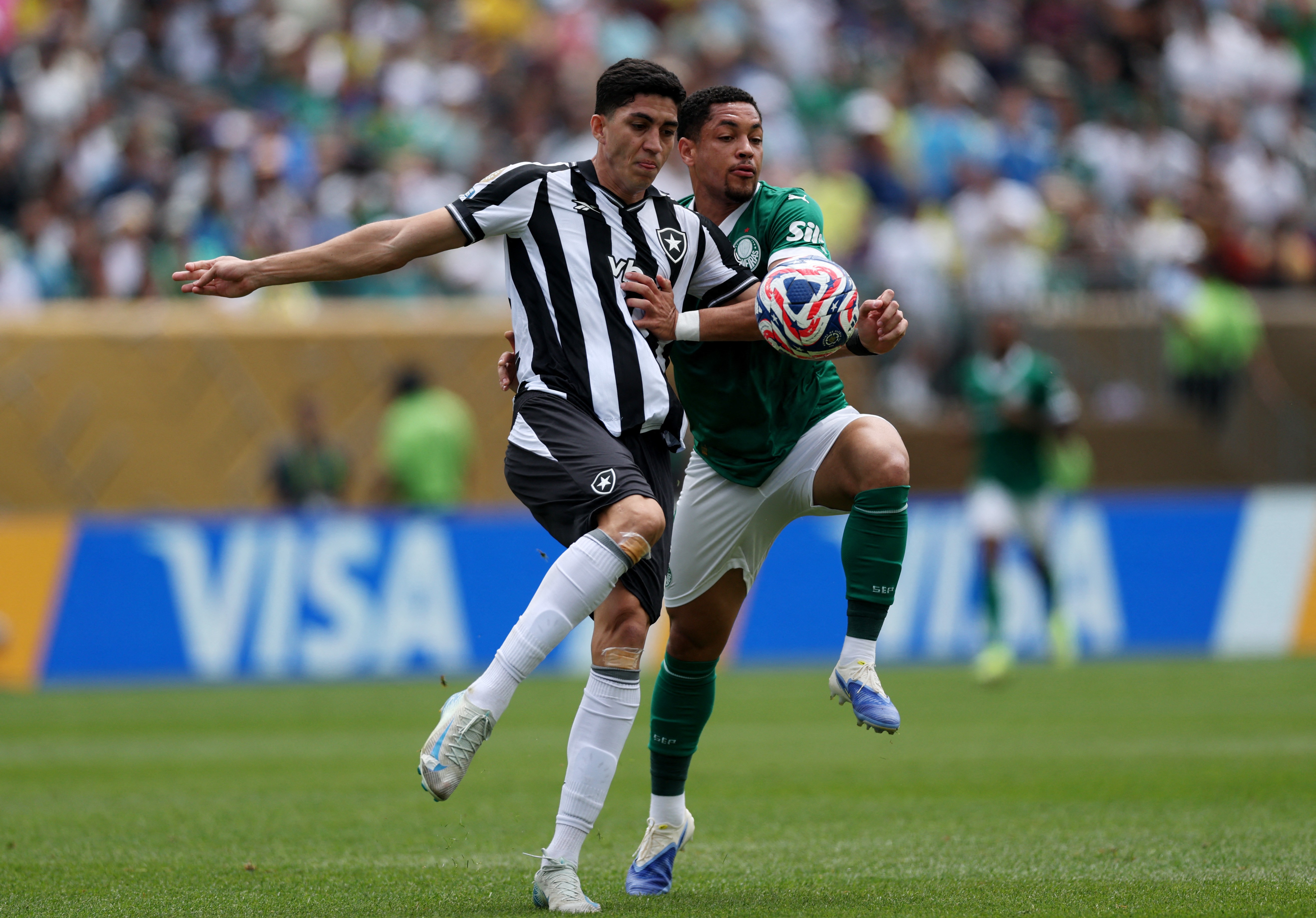 Botafogo fará reunião na volta ao Brasil para definir futuro de Jair