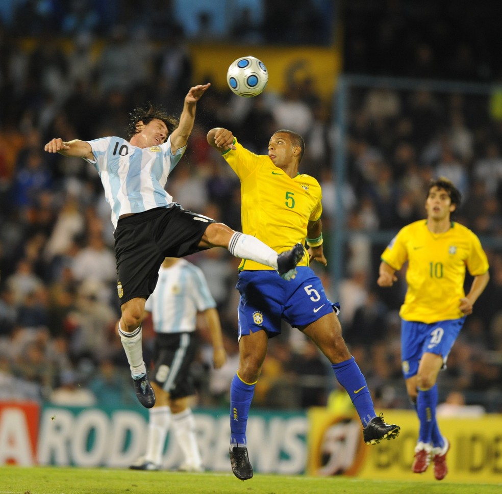 Messi disputa a bola com Felipe Melo, com Kaká ao fundo, no clássico de Rosário. Brasil venceu — Foto: El Grafico/Getty Images