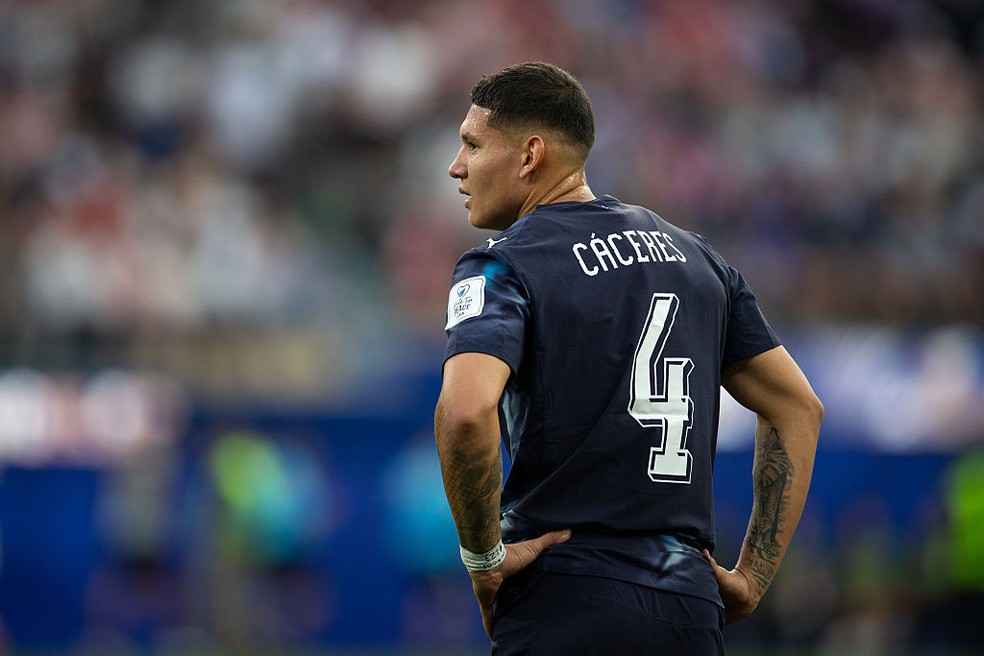 Cáceres, do Paraguai, em duelo com os Estados Unidos — Foto: Erin Chang/ISI Photos/ISI Photos via Getty Images