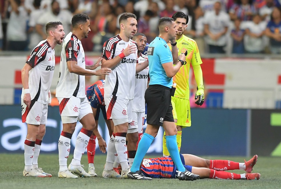 Expulsão de Danilo foi determinante para atuação do Flamengo contra o Bahia — Foto: Jhony Pinho/AGIF
