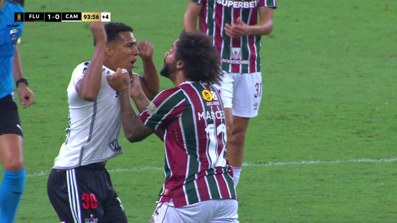 Marcelo e Palacios discutem e levam cartão amarelo nos minutos finaisbonus pix betFluminense 1 x 0 Atlético-MG