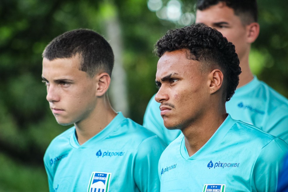 Jogadores do elenco sub-20 do Serra Branca durante treino para a Copinha — Foto: Cassiano Cavalcanti/Serra Branca