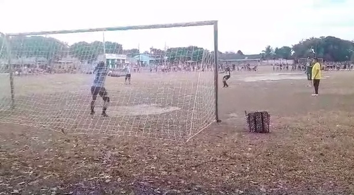 Cobrança de pênalti com “paradinha” causa polêmica em competição