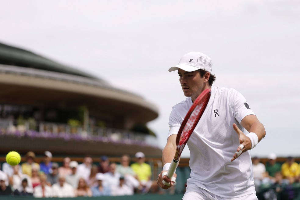 João Fonseca em ação na estreia em Wimbledon — Foto: REUTERS/Andrew Couldridge