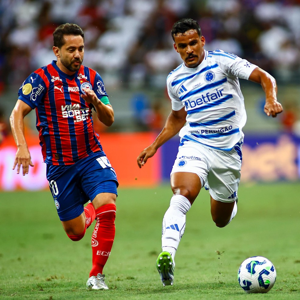 Everton Ribeiro disputa bola com Kaiki em Bahia x Cruzeiro — Foto: Mauricio Simões/Cruzeiro