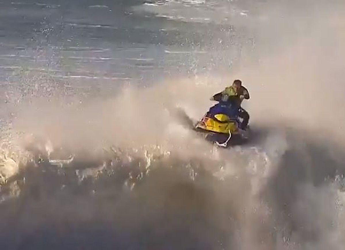 Jetski "voa" e é engolido por onda durante resgate em Nazaré surfe ge