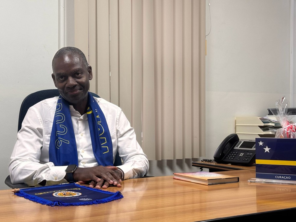 Gilbert Martina, presidente da Federação de Futebol de Curaçao celebra feito histórico