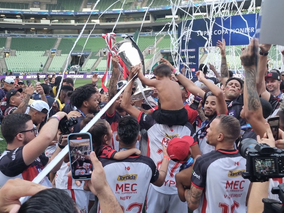 MEC comemora o título da "Champions League" da várzea de São Paulo — Foto: José Edgar de Matos