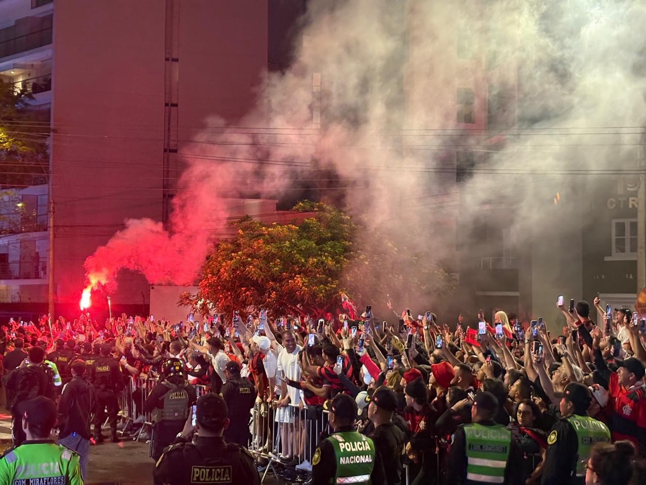 Torcida do Flamengo faz festa em Lima, enquanto time se prepara para a final da Libertadores