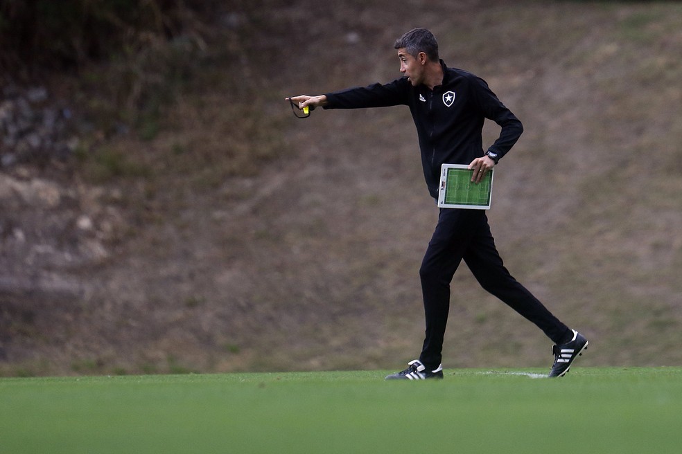 Bruno Lage orienta o time em treino do Botafogo — Foto: Vítor Silva / Botafogo